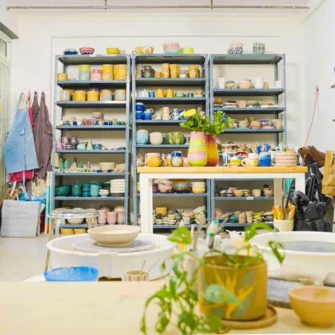 Work out of an inspiring studio and access the best-quality materials and tools. 