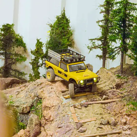 The 4x4 crawlers are licensed replicas of Range Rovers, Land Rovers, and Discovery Cars.