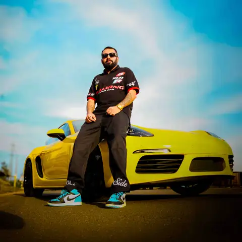 Enjoy a complimentary 10-minute professional photoshoot with 10 HD photos to capture your Porsche moment.