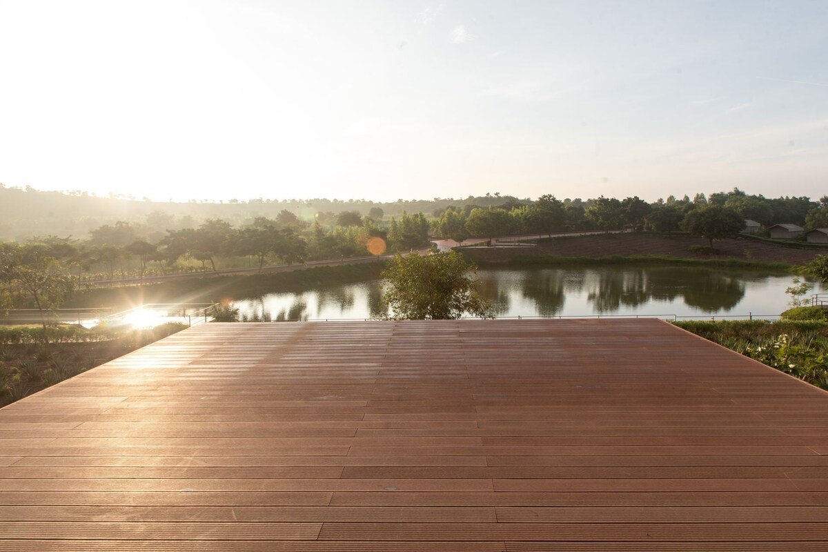 Get Ready to Reel In Big Catches with Beautiful Lakeside Fishing Experience